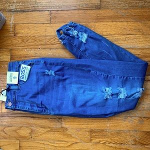 I’m selling these pair of blue distress jeans!